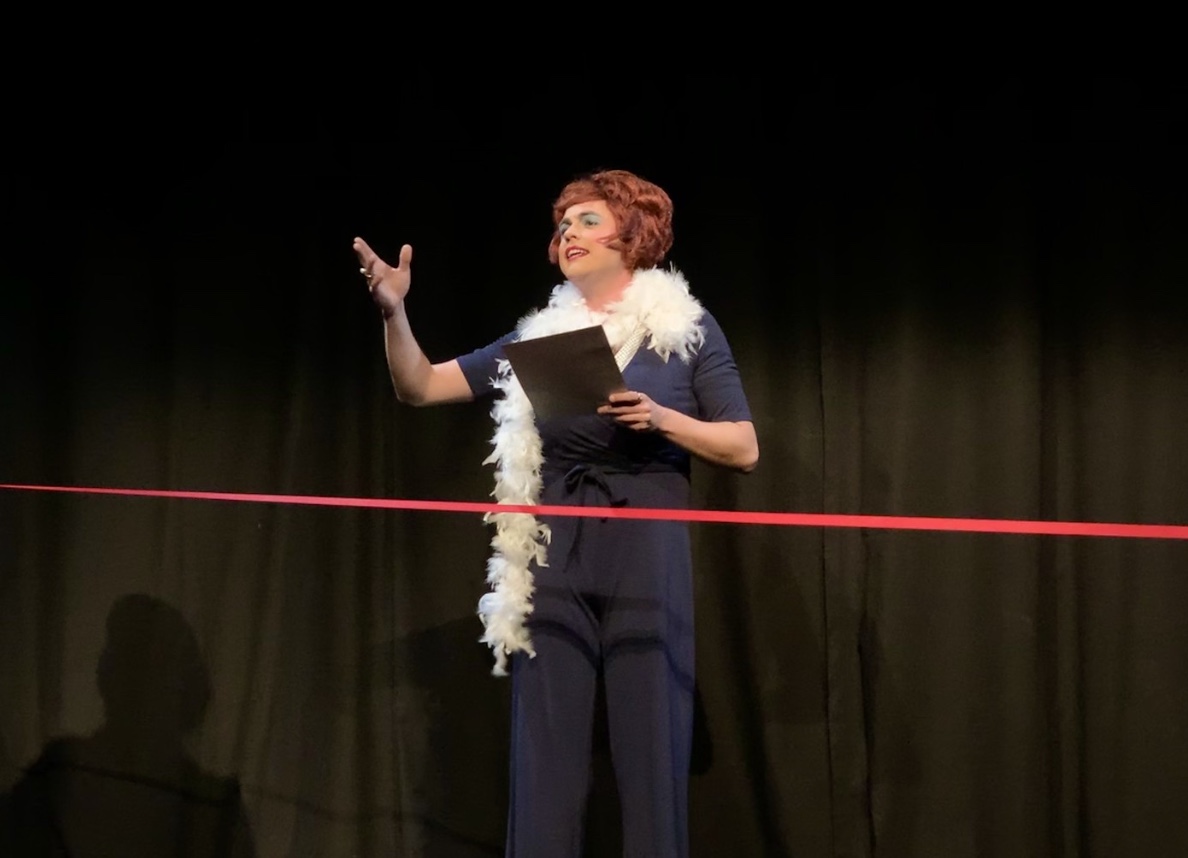 En person taler på scenen