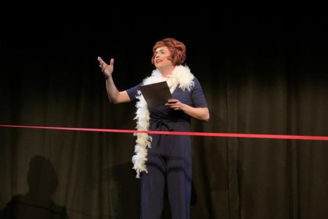 En person taler på scenen