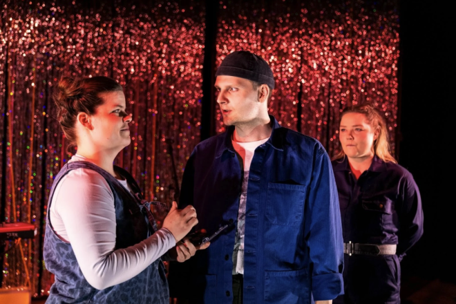 bilde av tre ungdommer, en gutt og en jante snakker og en jente ser på